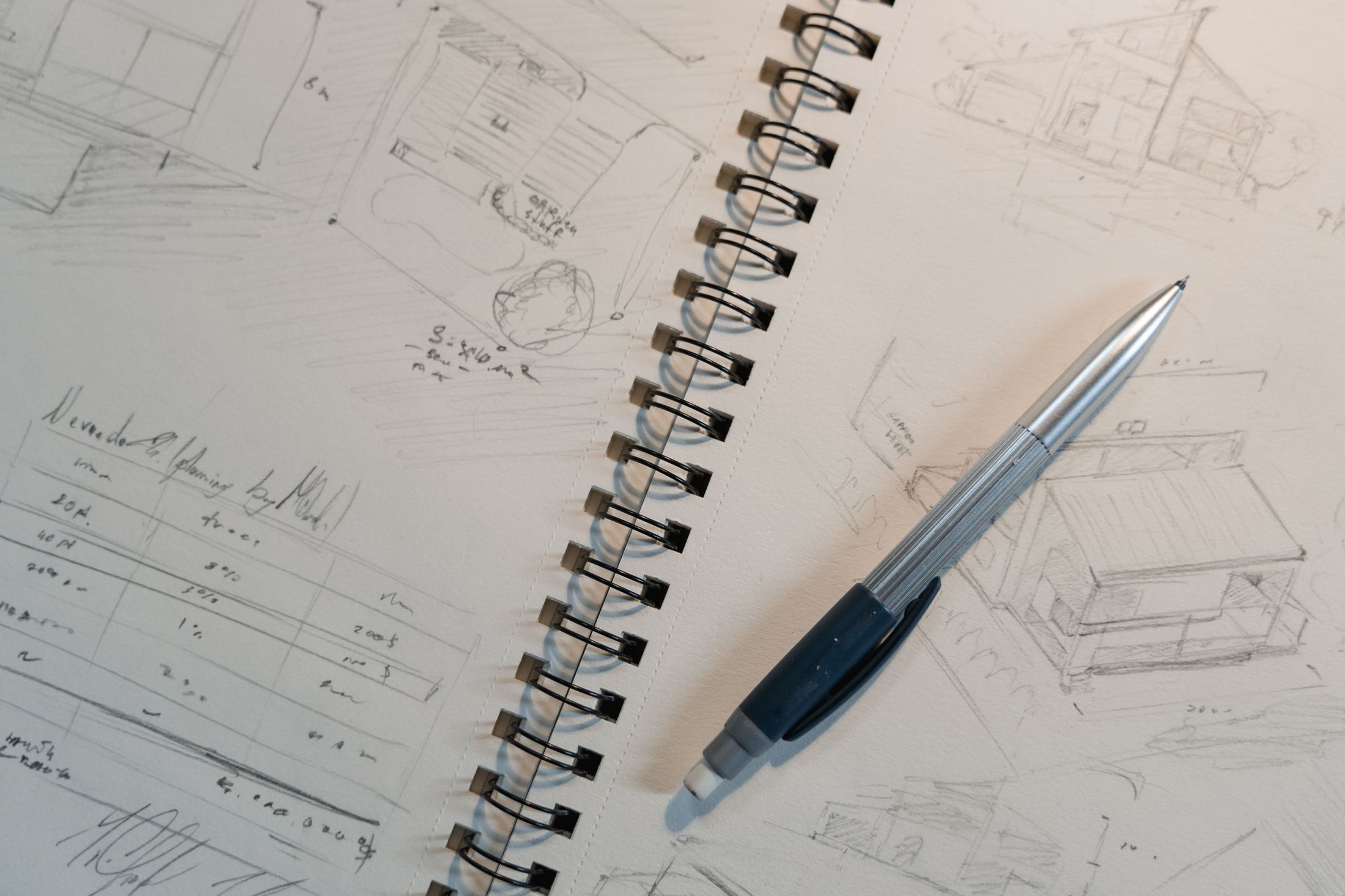 دفتر رسومات معمارية وقلم